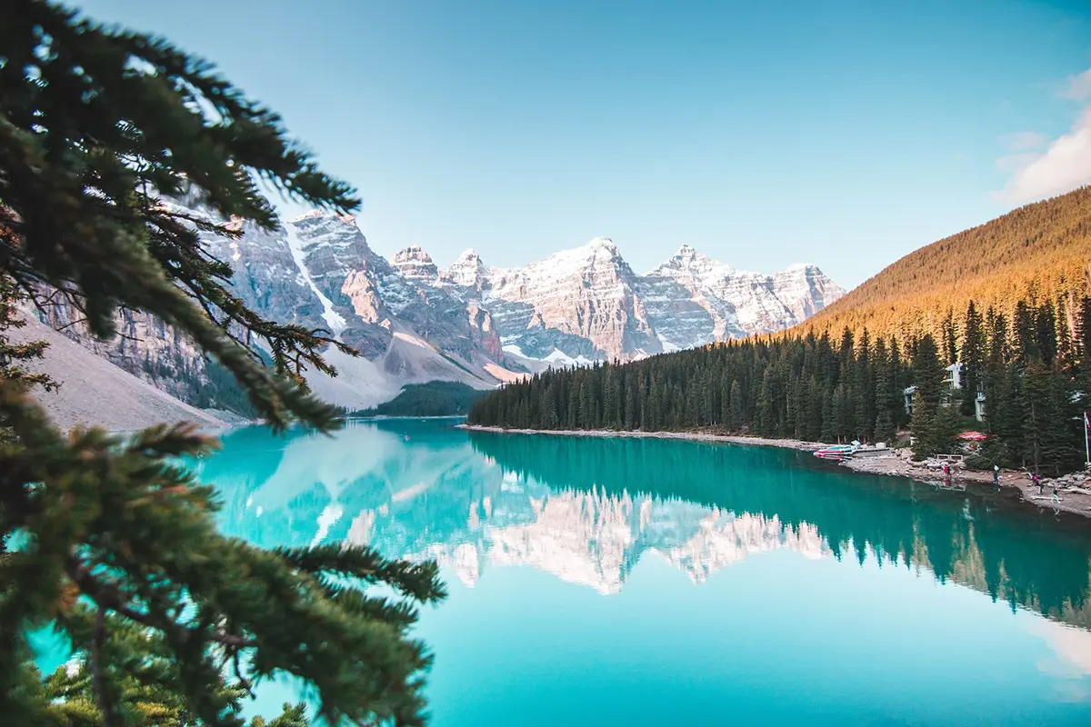 Danau yang dikelilingi pegunungan di taman nasional banff.
